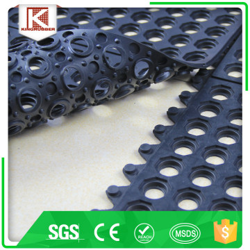 Interlocked rubber mat for boat floor