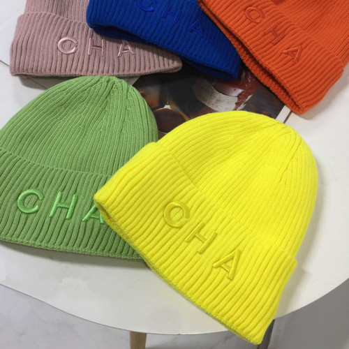 Gorro de punto cálido con letras bordadas y forro polar