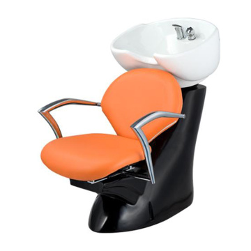 Шампунь и кресло для укладки в салоне