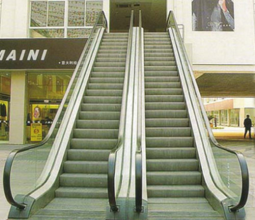 Escalator odkryty ciężkiego transportu publicznego