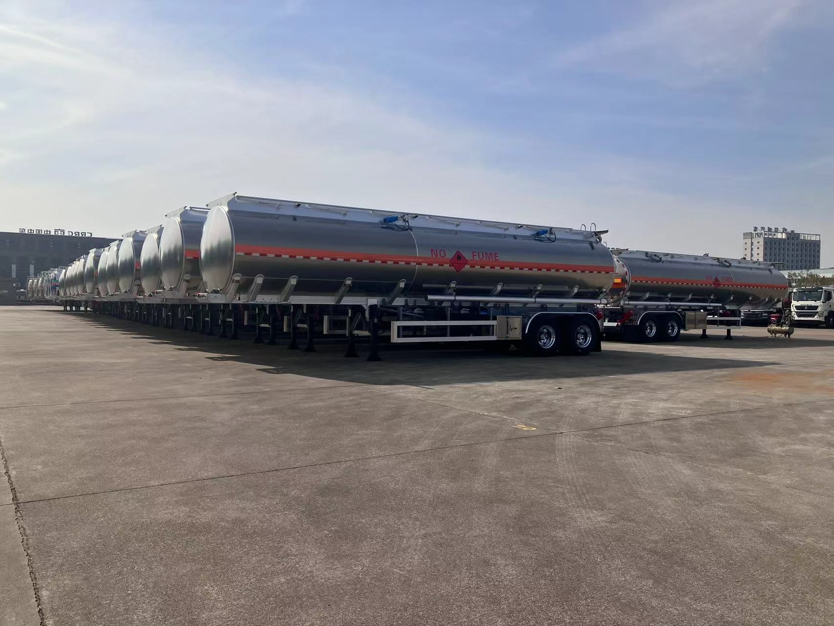 Tráiler de combustible (4) Fuel Trailer (4)