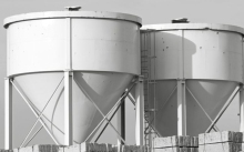 Steel silo with hopper discharge