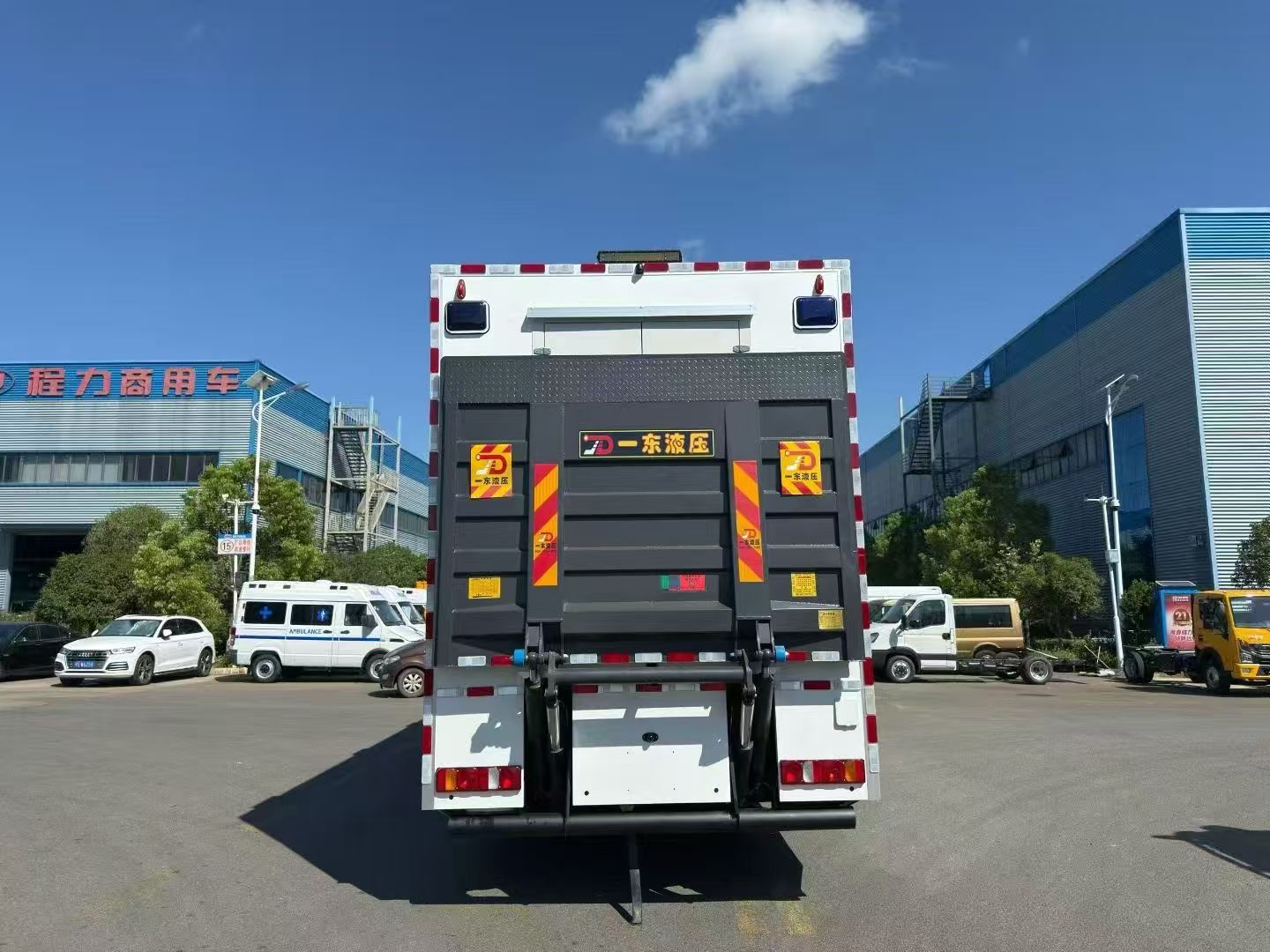 Усовершенствованная машина скорой помощи для экстренных служб Advanced Ambulance Vehicle for Emergency Services