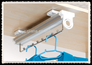 Top-mounted sliding pull out clothes hanger