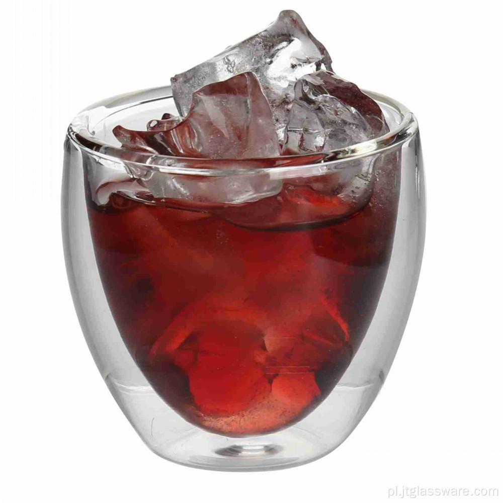 Kubek szklany z podwójną ścianką w szklanych naczyniach do picia
