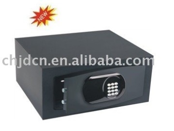 Electronic hotel safes