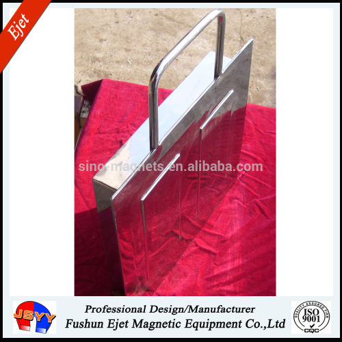 Manual light permanent magnet plate metal separator
