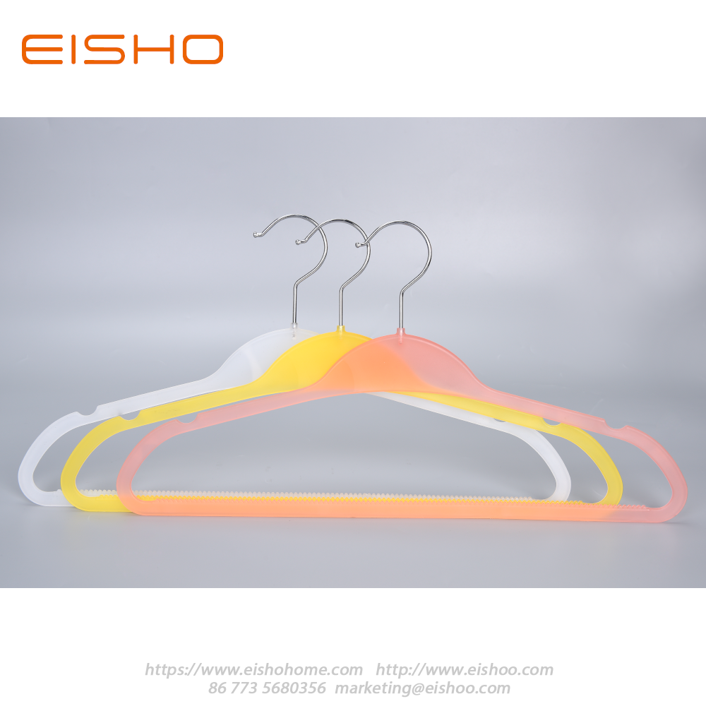 3 plastic clothes hanger 