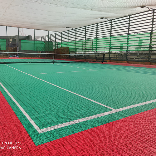 Court de tennis extérieur --- Revêtement de sol sportif modulaire