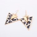 Europa glamour sexy leopardo triángulo metal gota pendientes moda reina verano aleación de oro resina pendientes de venta por mayor