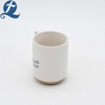 Taza de café beige blanca lisa impresa palabra de lujo