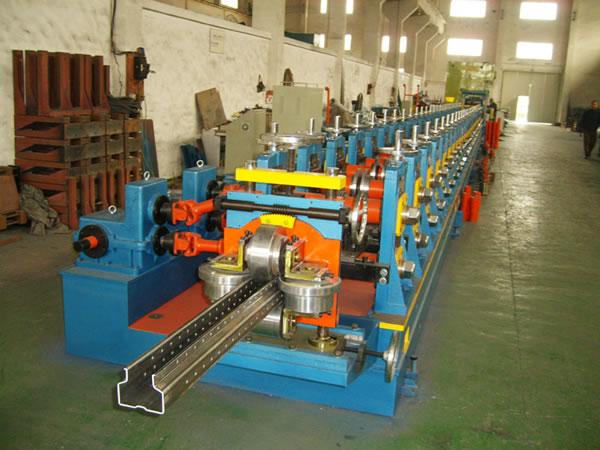 Upright roll forming machine