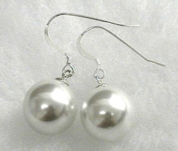 earring,pearl earring