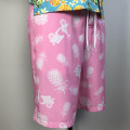 Shorts de praia com padrões de abacaxi rosa