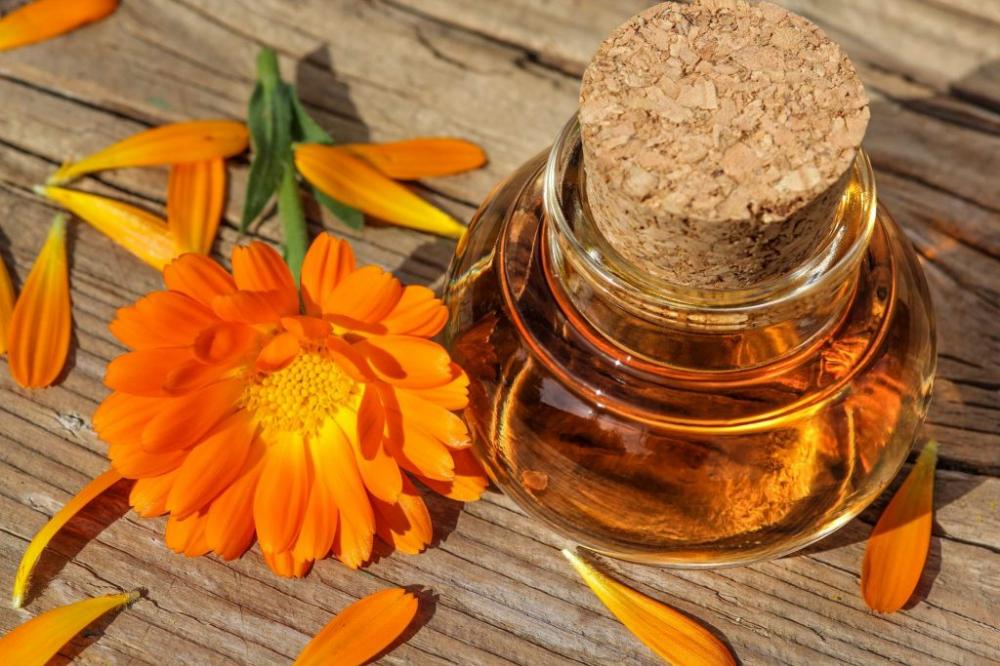 Olio vettore di calendula per la cura della pelle