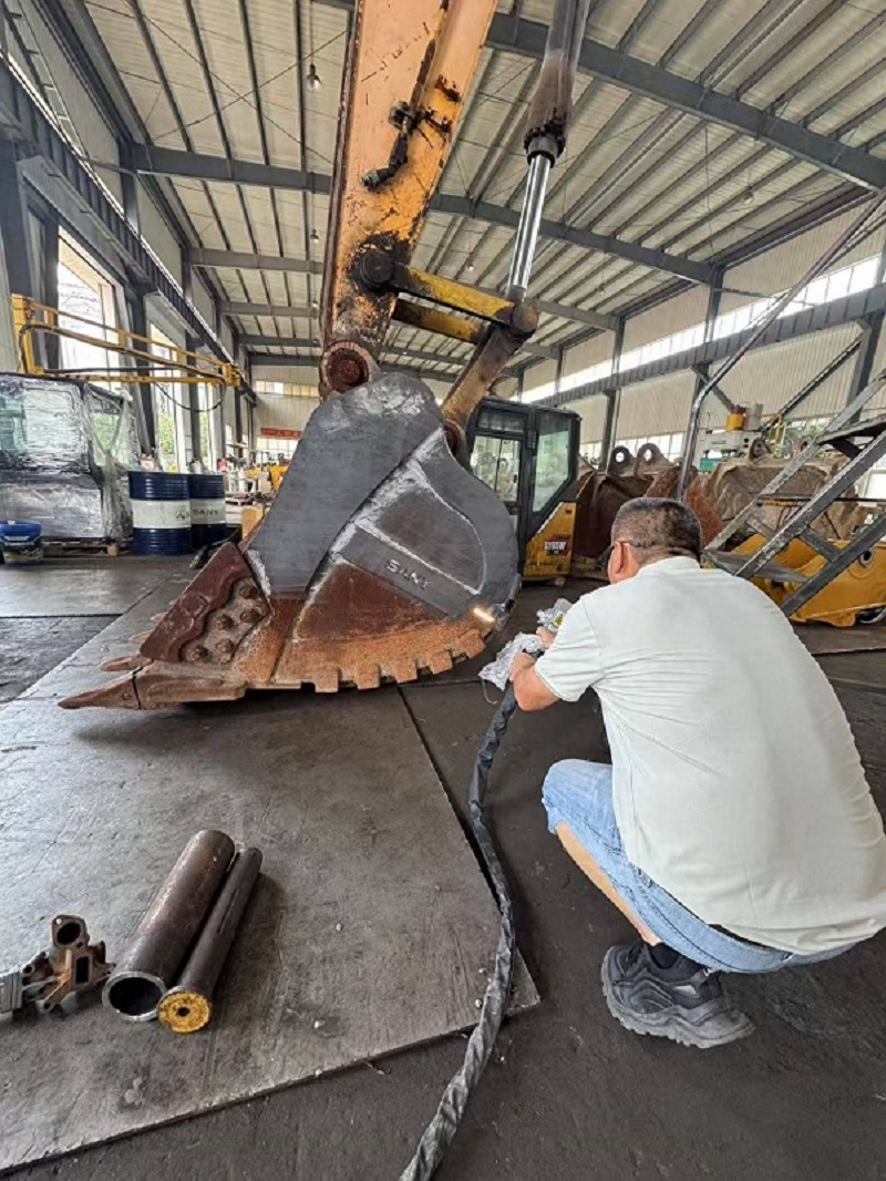 Sany excavator customers personally tested the Chuke Intelligent Laser Cleaning Machine, which was highly recognized for its high efficiency and environmental protection!