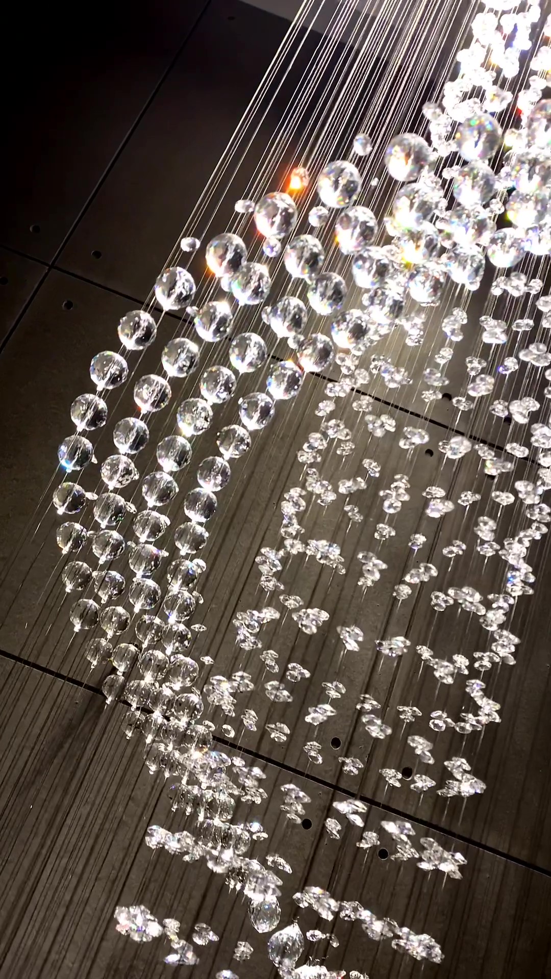 spiral crystal chandelier_Moment4