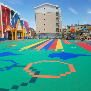 Terrain de jeu pour enfants en plein air en dalles de cour modulaires