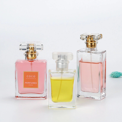 Parfum en verre sans plomb dans des bouteilles séparées