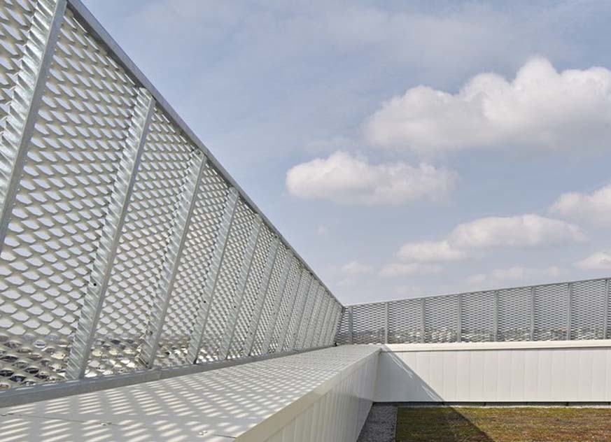 Uitgebreid metalen gaasdetail | ANJIA – Opening van 40×80 mm voor gebruik op de snelweg Close‑up of expanded metal highway fence – 40×80mm mesh pattern, galvanized steel, ANJIA factory production