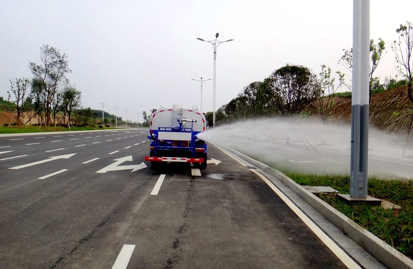 dongfeng water bowser at work 3