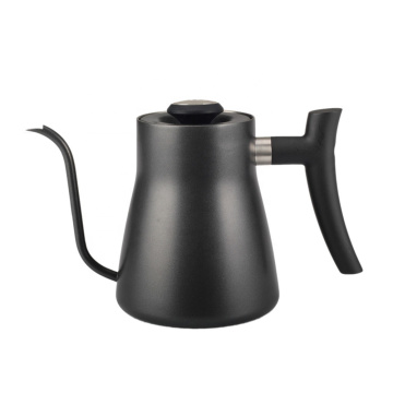 Matte negro vertido sobre tettle con termómetro