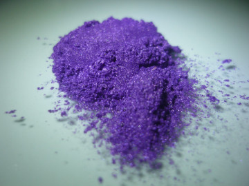 Violet pearlescent pigments for painting