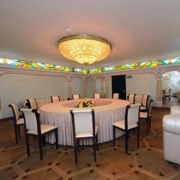 Lustre en cristal dans le hall du restaurant