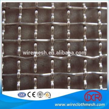 Crimped wire mesh fence