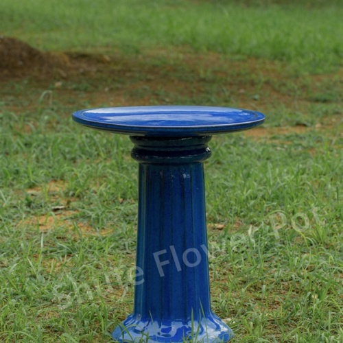 Banhos de pássaros de cerâmica azul artesanal com suporte