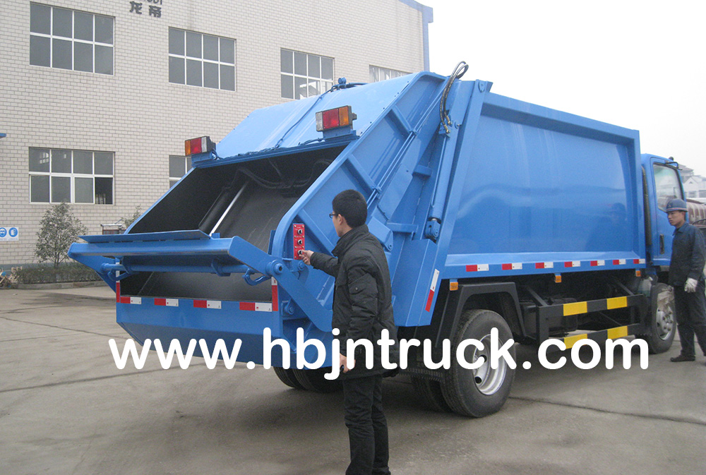 Isuzu waste disposal truck