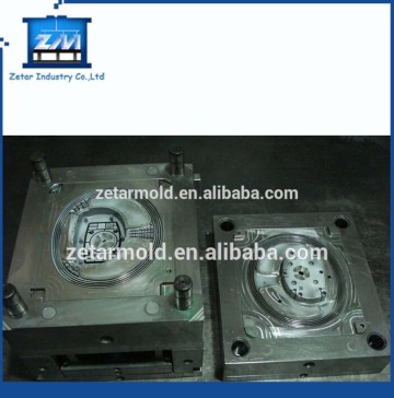 mould for injection moulded plastic container