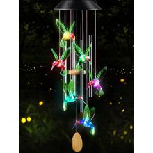 Hummingbird Solar Wind Chimes na zewnątrz