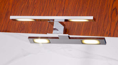 LED -stångljus i badrummet