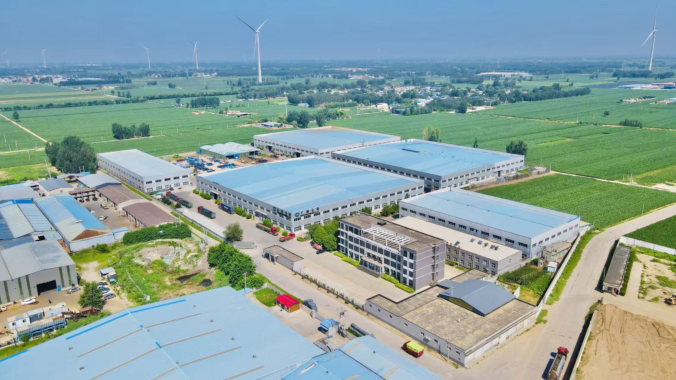 Vista aerea della base di produzione del gruppo ANJIA Hebei ANJIA Group 72,000 sqm wire mesh production base in Anping Hebei China showing factory buildings and logistics yard