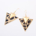 Europa glamour sexy leopardo triángulo metal gota pendientes moda reina verano aleación de oro resina pendientes de venta por mayor