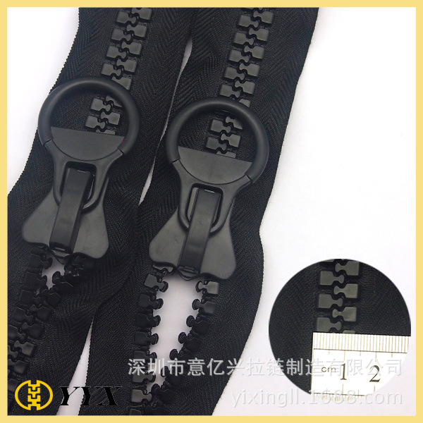 Which is more durable, fabric zipper or metal zipper?