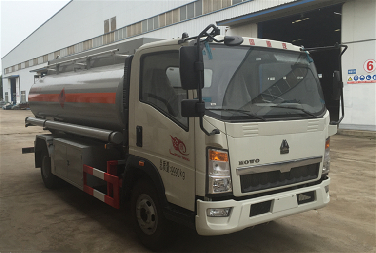 4X2 HOWO 7.3CBM Euro 3 Oil Tanker Truck