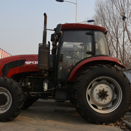 Petani 4WD menggunakan traktor efisiensi tinggi dengan konsumsi rendah