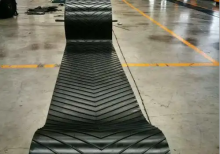 Herringbone pattern solid core conveyor belt