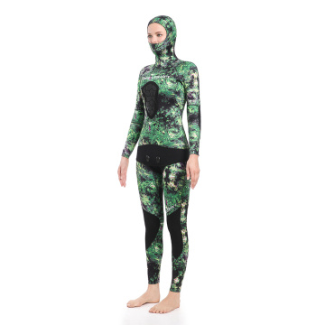 Seaskin Spearfishing Wetsuits met groen camopatroon