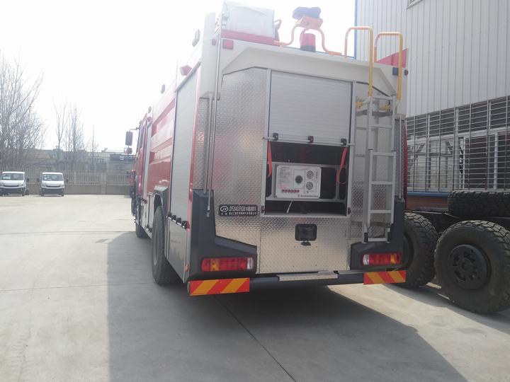 شاحنة إطفاء مجمعة من مسحوق الرغوة المائية