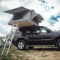 Barraca de tenda no telhado do telhado de acampamento