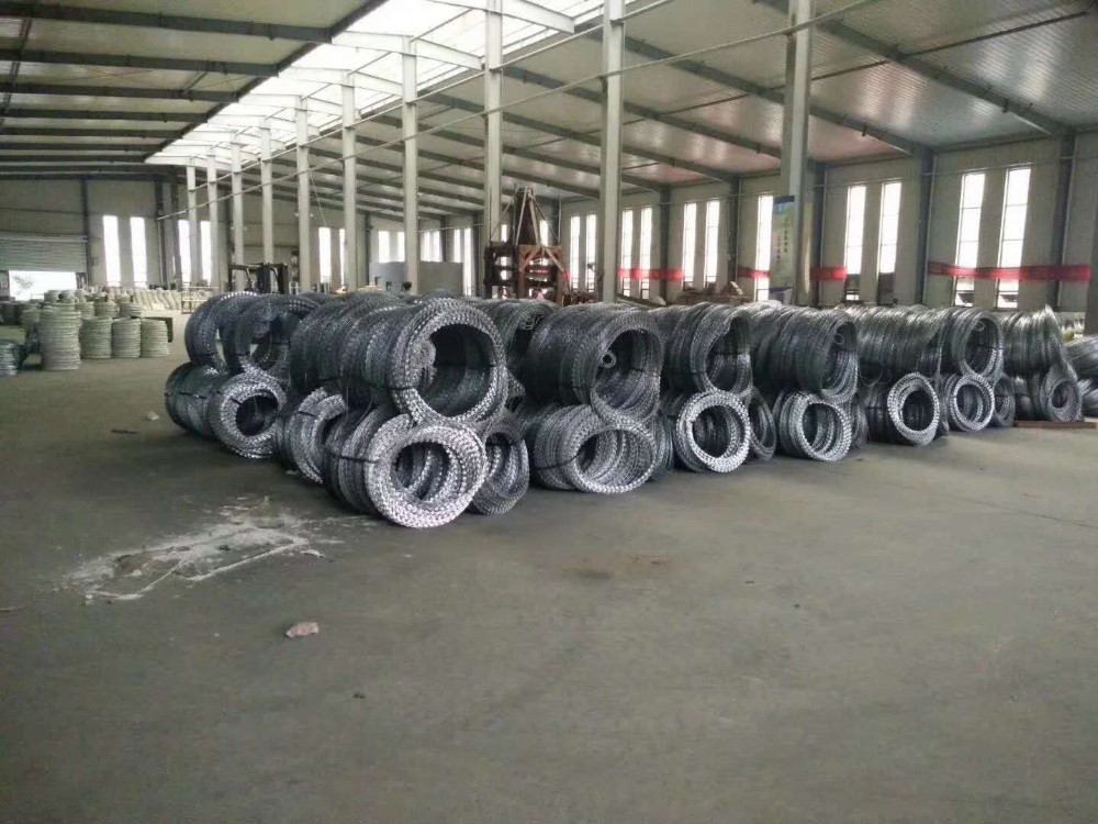 Barbed wire mesh reinforcement chain link fence installation