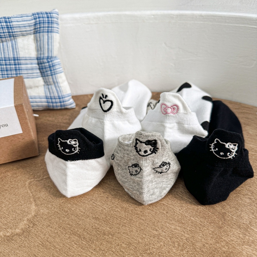 Natatanging disenyo ng KT na may embroidered na medyas ng bangka