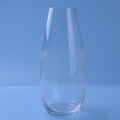 Vaso transparente hecho a mano con líneas