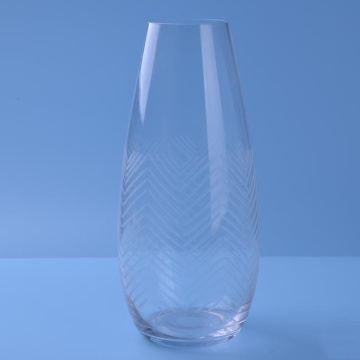 Vaso transparente hecho a mano con líneas