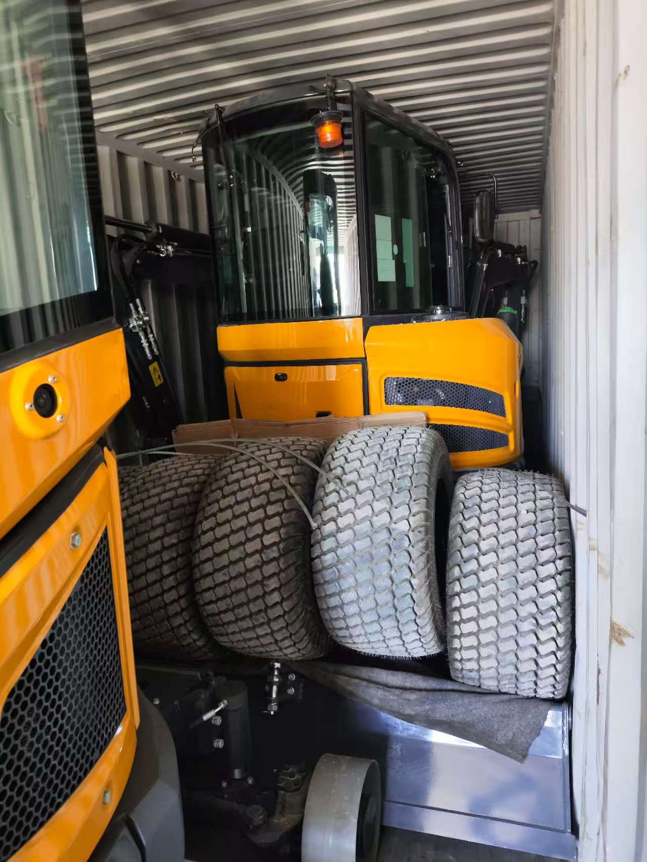 Front-left view of Rhinoceros XN35 4 ton wheel excavator