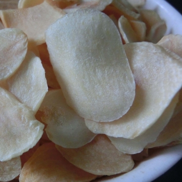 Dry garlic flakes without root and with root