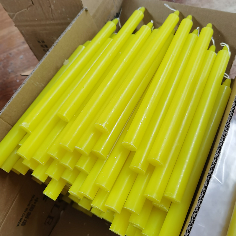 Жоўтыя каляровыя свечкі Паўднёвы Судан прытрымлівацца малітоўных свечак